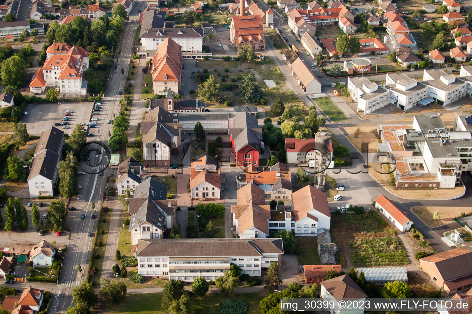 Bischwiller im Bundesland Bas-Rhin, Frankreich aus der Drohnenperspektive