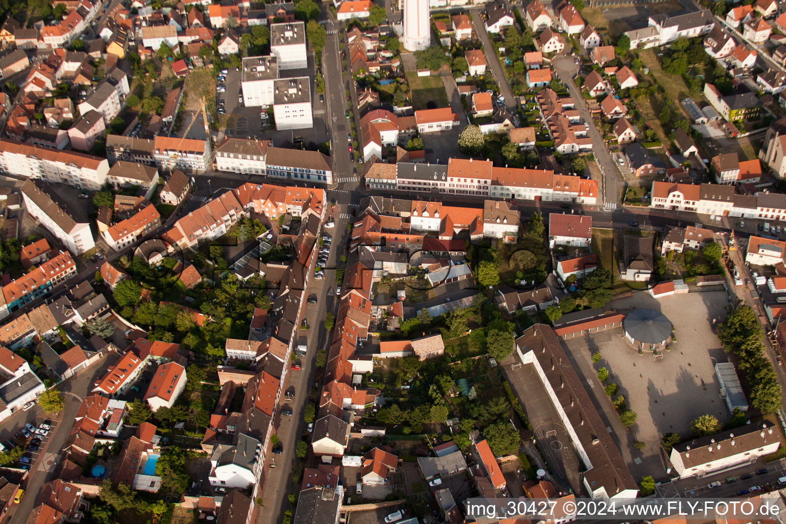 Drohnenbild von Bischwiller im Bundesland Bas-Rhin, Frankreich