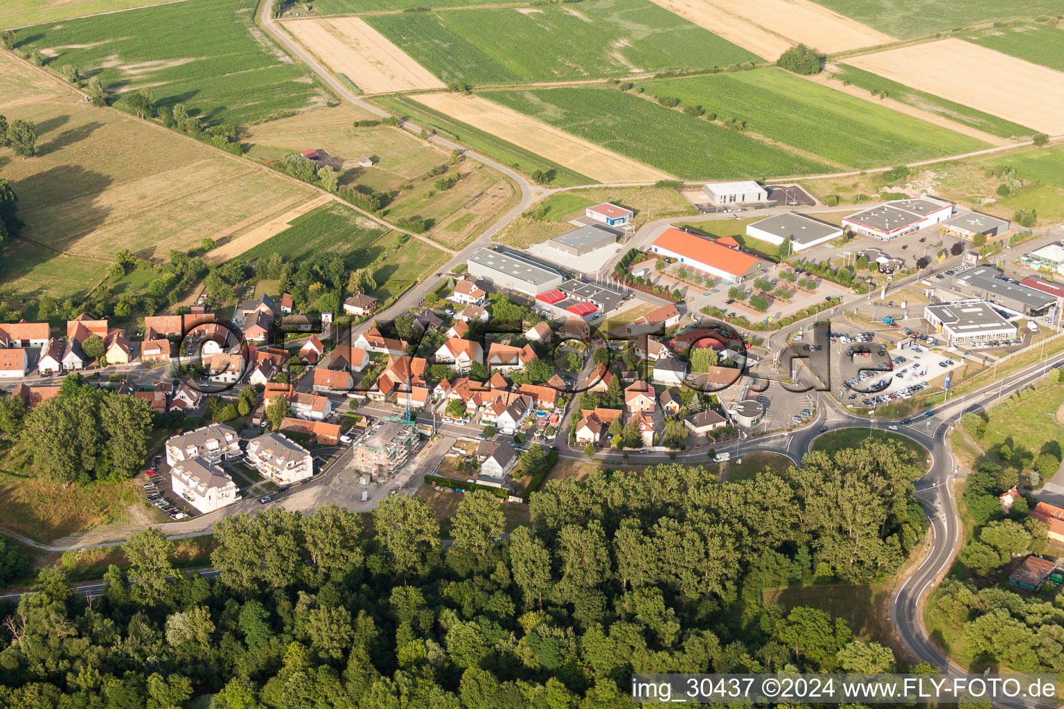 Gewerbegebiet und Firmenansiedlung rue des Champs in Oberhoffen-sur-Moder in Grand Est im Bundesland Bas-Rhin, Frankreich