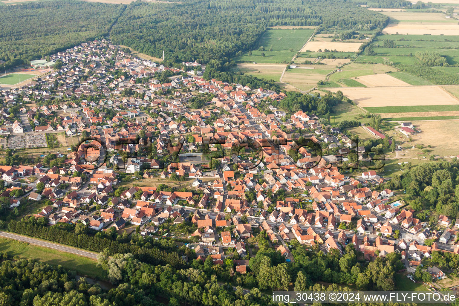 Ortsansicht der Straßen und Häuser der Wohngebiete in Oberhoffen-sur-Moder in Grand Est im Bundesland Bas-Rhin, Frankreich