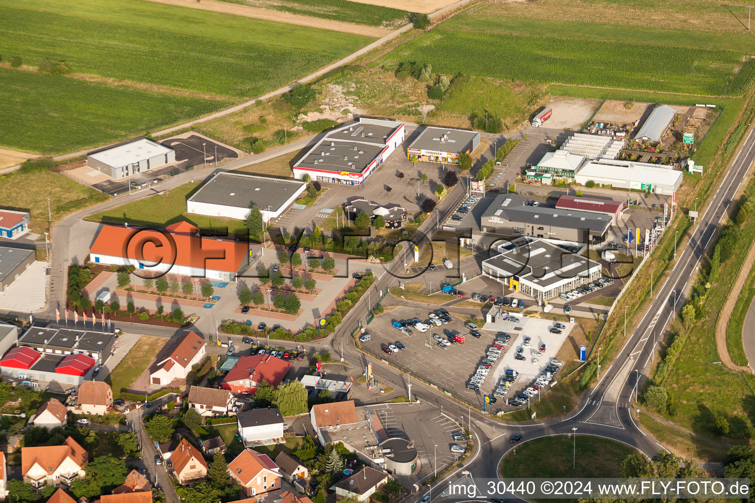 Luftbild von Gewerbegebiet und Firmenansiedlung rue des Champs in Oberhoffen-sur-Moder in Grand Est im Bundesland Bas-Rhin, Frankreich
