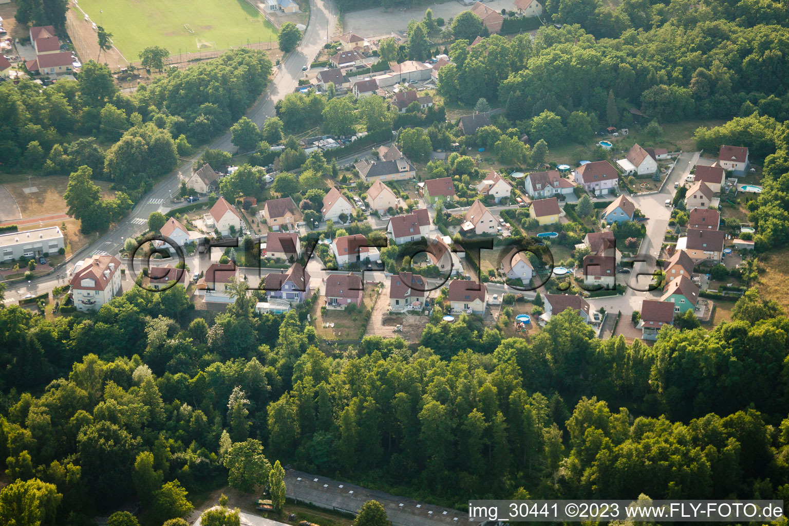 Oberhoffen-sur-Moder im Bundesland Bas-Rhin, Frankreich von der Drohne aus gesehen