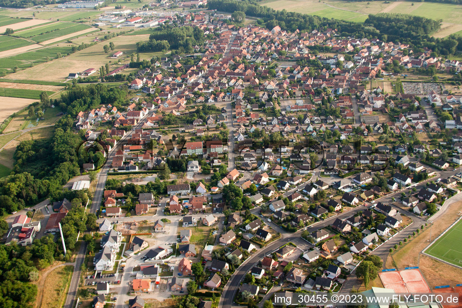 Oberhoffen-sur-Moder im Bundesland Bas-Rhin, Frankreich aus der Luft betrachtet