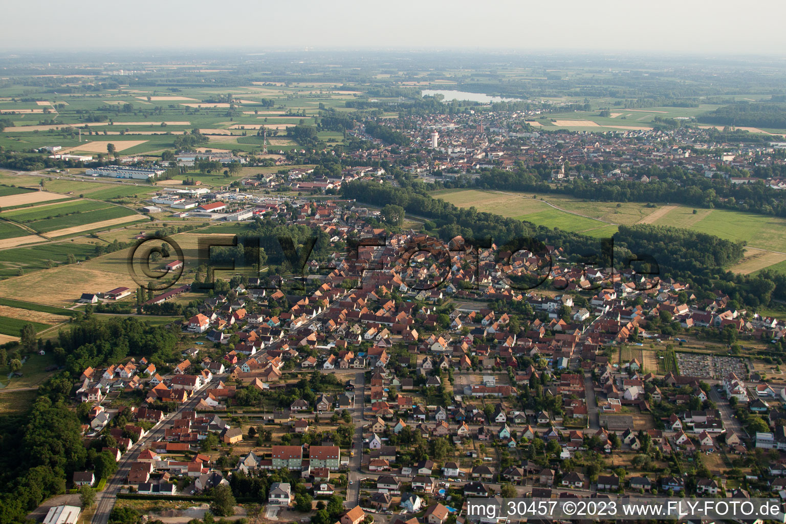 Drohnenbild von Oberhoffen-sur-Moder im Bundesland Bas-Rhin, Frankreich