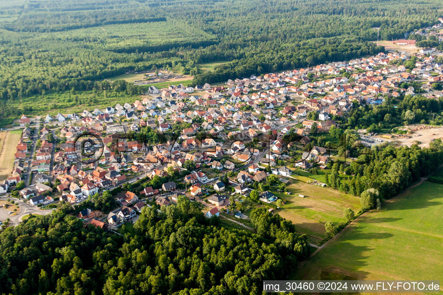 Luftaufnahme von Dorf - Ansicht in Schirrhein in Grand Est im Bundesland Bas-Rhin, Frankreich
