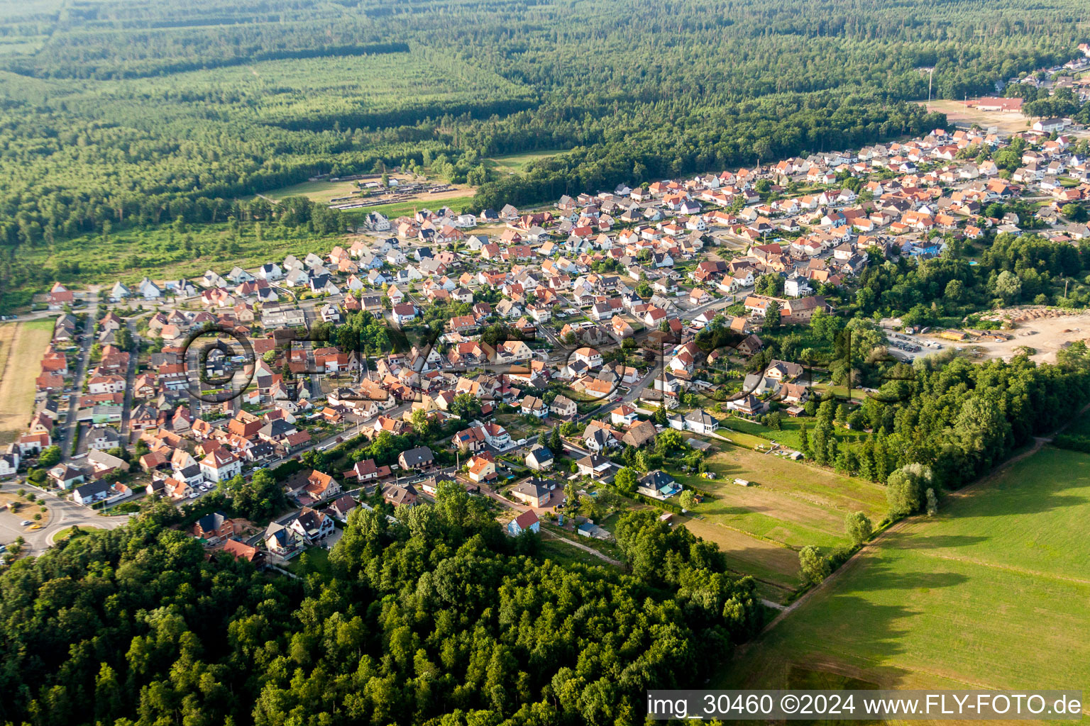 Luftaufnahme von Dorfansicht in Schirrhein im Bundesland Bas-Rhin, Frankreich