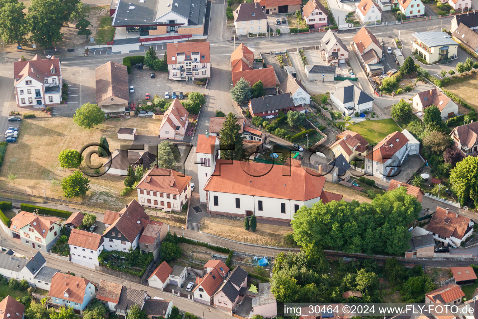 Kirchengebäude im Dorfkern in Schirrhein in Grand Est im Bundesland Bas-Rhin, Frankreich