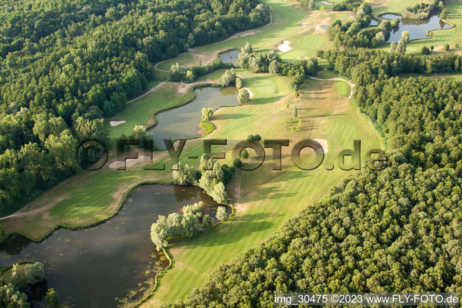 Schrägluftbild von Soufflenheim , Golfclub Soufflenheim Baden-Baden im Bundesland Bas-Rhin, Frankreich