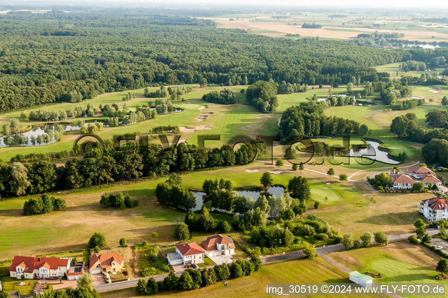 Luftaufnahme von Gelände des Golfplatz Golfclub Soufflenheim Baden-Baden in Soufflenheim in Grand Est im Bundesland Bas-Rhin, Frankreich