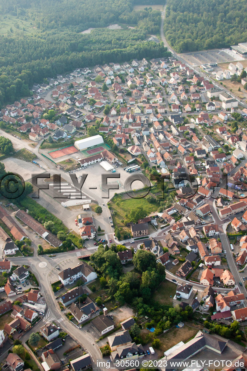Drohnenbild von Soufflenheim im Bundesland Bas-Rhin, Frankreich
