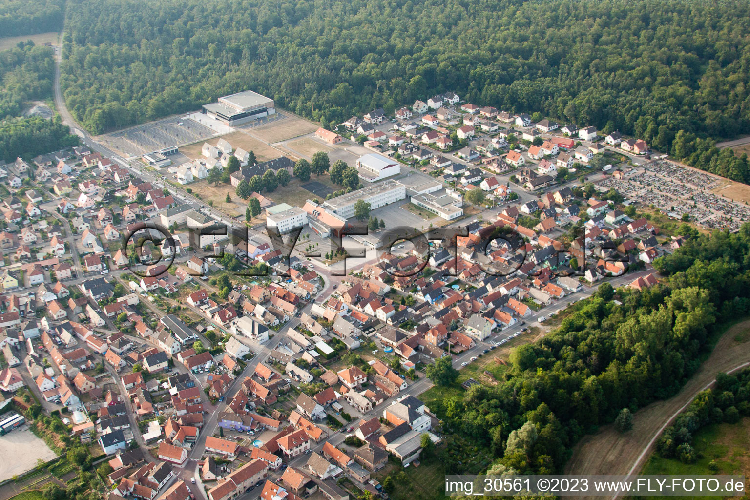 Soufflenheim im Bundesland Bas-Rhin, Frankreich aus der Drohnenperspektive