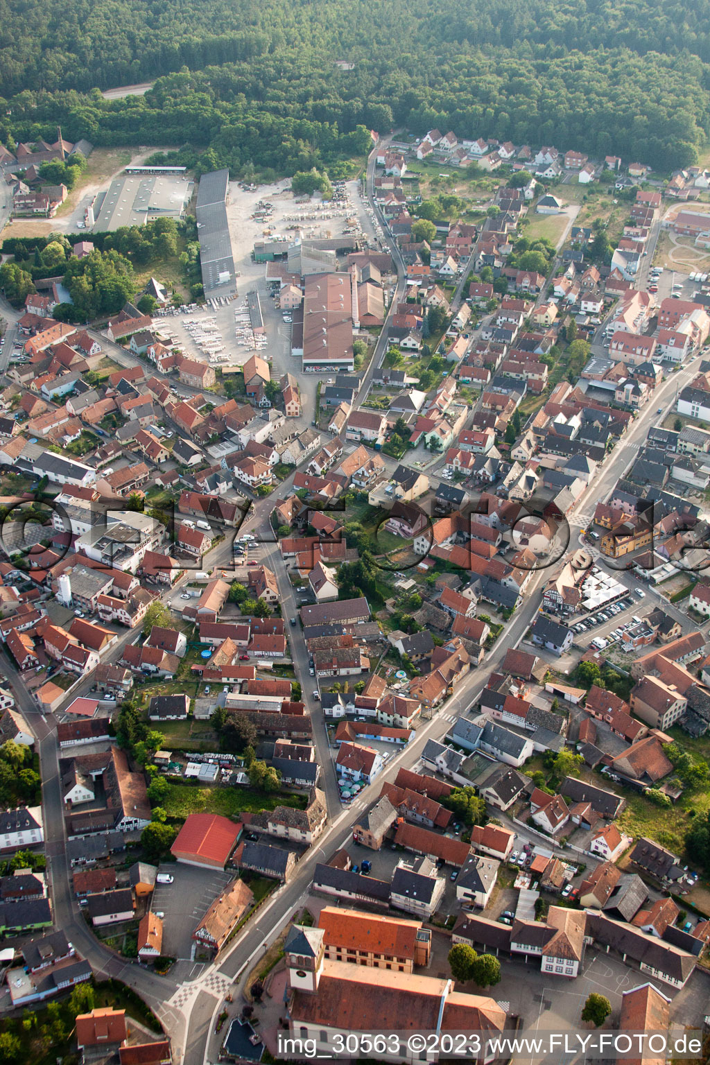 Soufflenheim im Bundesland Bas-Rhin, Frankreich von der Drohne aus gesehen