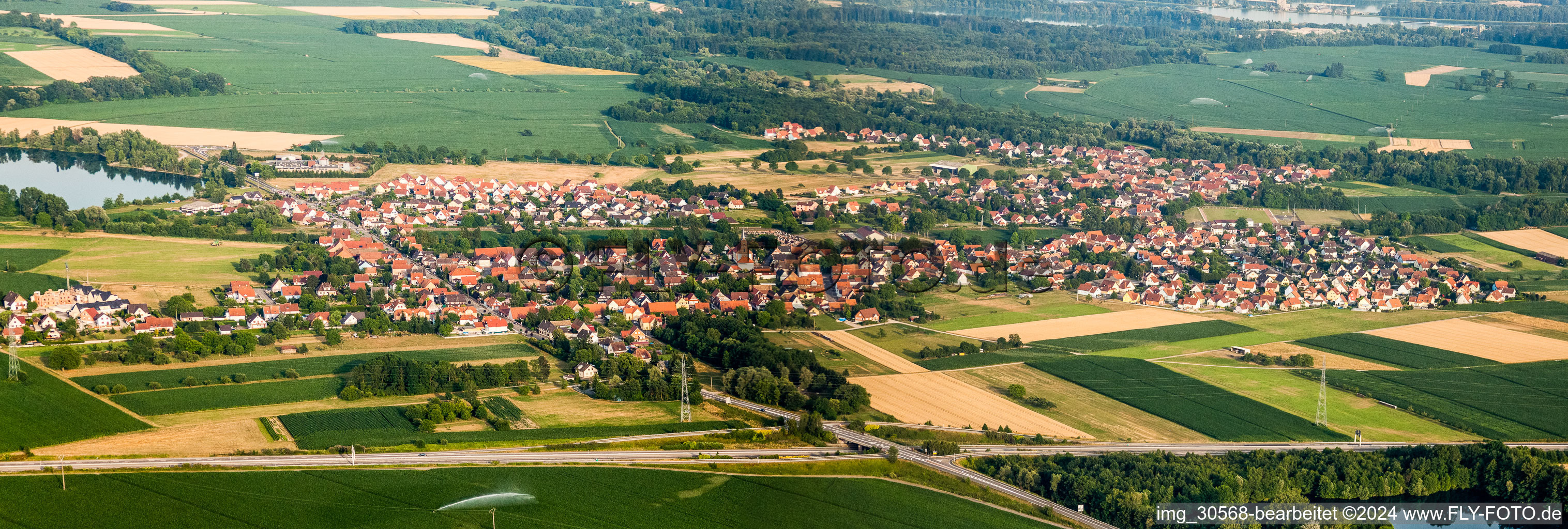 Panorama - Perspektive Dorf - Ansicht am Rande von landwirtschaftlichen Feldern und Nutzflächen in Rountzenheim in Grand Est im Bundesland Bas-Rhin, Frankreich