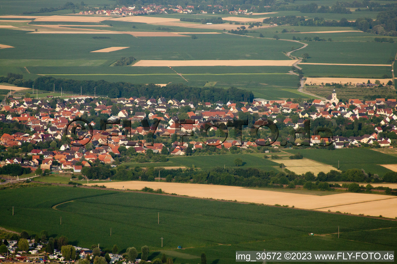 Luftaufnahme von Roeschwoog von Westen in Rœschwoog im Bundesland Bas-Rhin, Frankreich