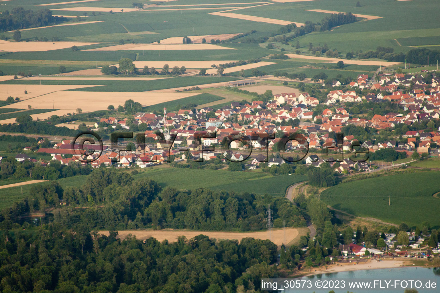 Schrägluftbild von Roeschwoog von Westen in Rœschwoog im Bundesland Bas-Rhin, Frankreich