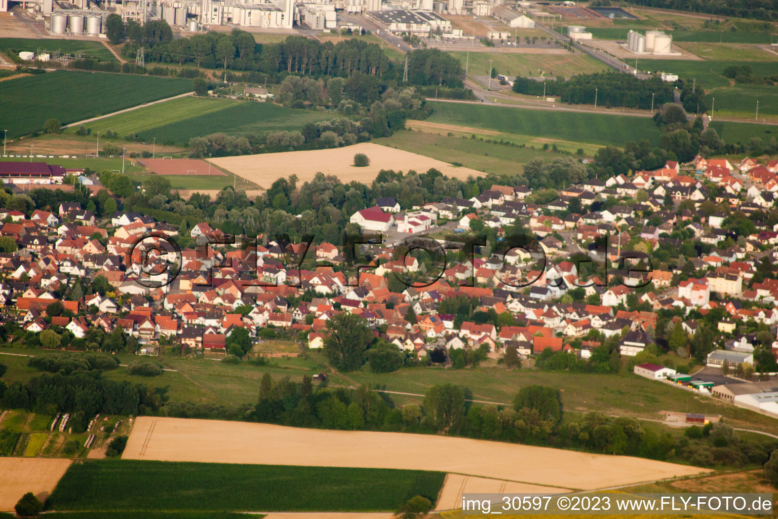 Beinheim im Bundesland Bas-Rhin, Frankreich aus der Drohnenperspektive
