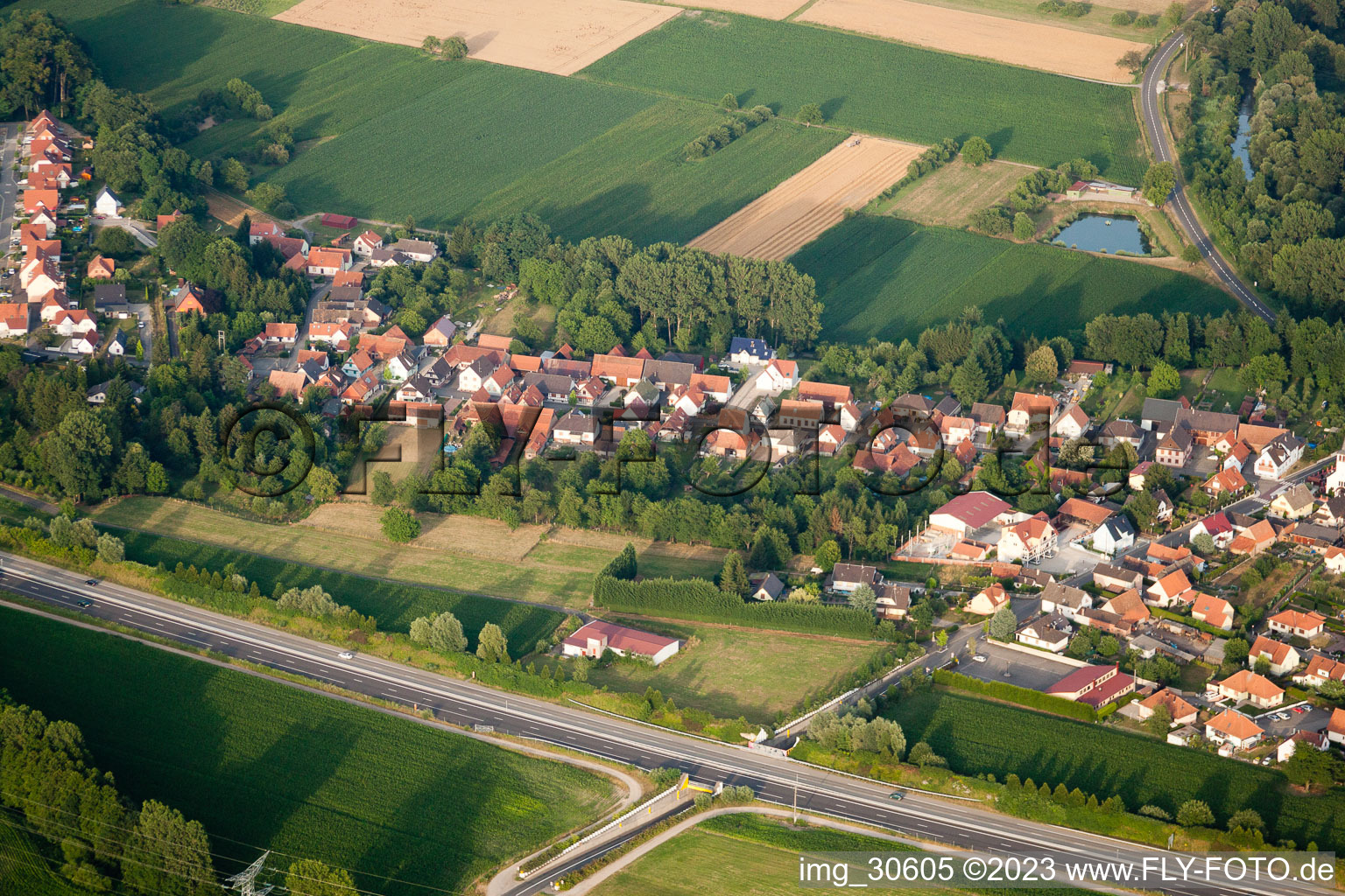 Schrägluftbild von Kesseldorf von Westen im Bundesland Bas-Rhin, Frankreich