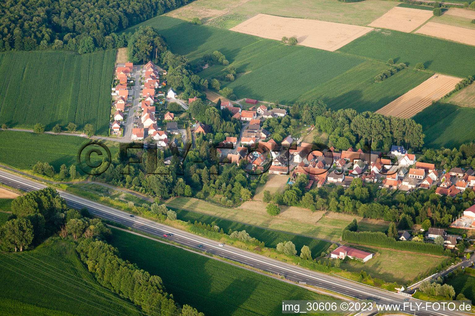 Kesseldorf von Westen im Bundesland Bas-Rhin, Frankreich von oben