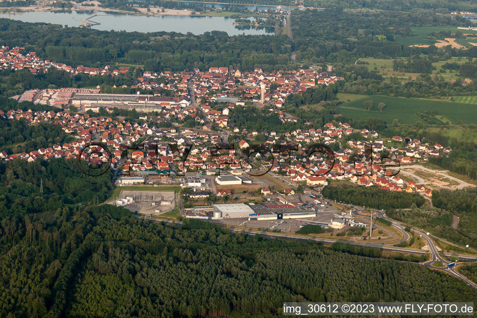 Luftbild von Seltz, von Westen im Bundesland Bas-Rhin, Frankreich
