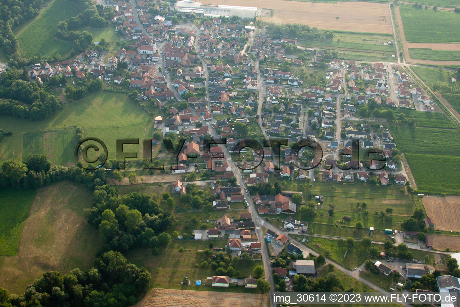 Niederrœdern im Bundesland Bas-Rhin, Frankreich aus der Drohnenperspektive
