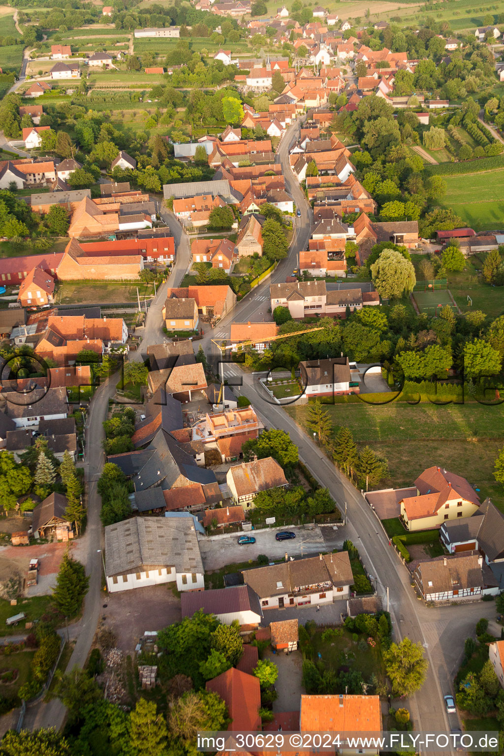 Luftbild von Verlauf der Straßenführung der Hauptstraße in Wintzenbach in Grand Est im Bundesland Bas-Rhin, Frankreich