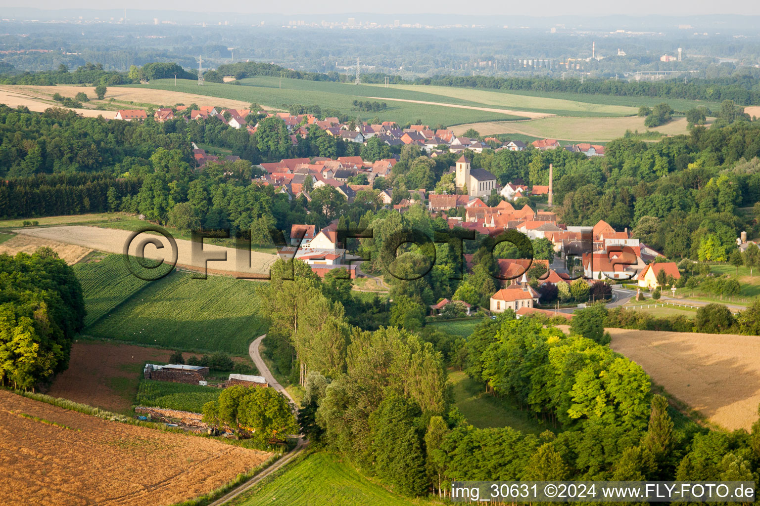 Neewiller-près-Lauterbourg im Bundesland Bas-Rhin, Frankreich von einer Drohne aus