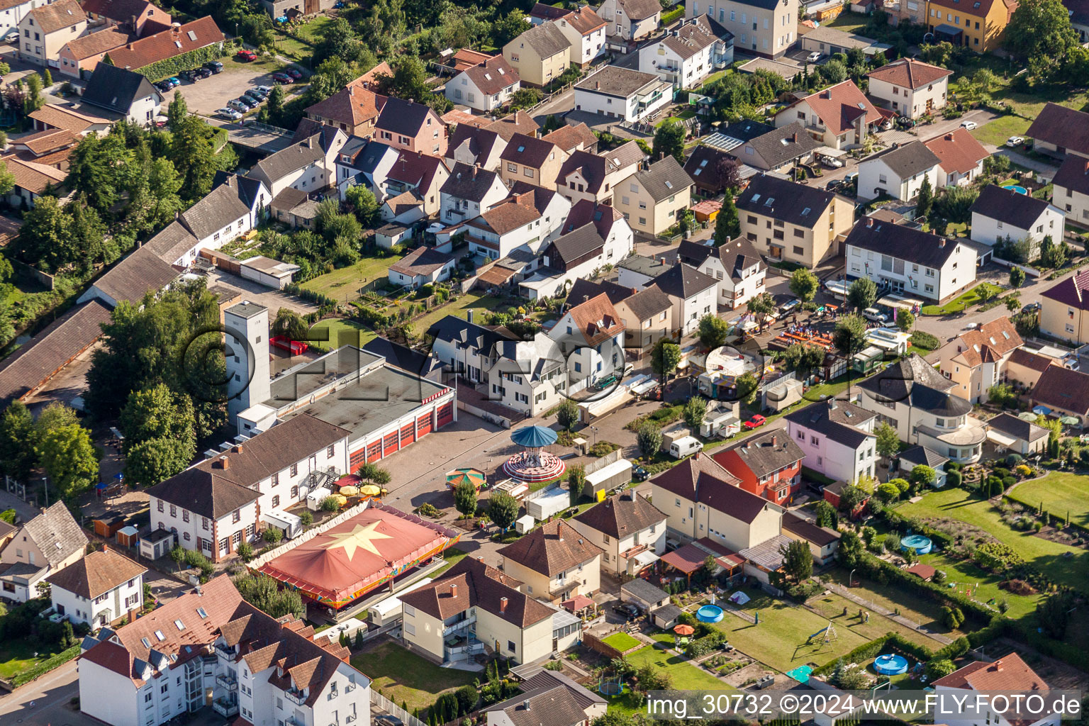 Feuerwachen- Gelände des Feuerwehr- Betriebshofes an der Gartenstraße und Jahrmarkt in Rülzheim im Bundesland Rheinland-Pfalz, Deutschland