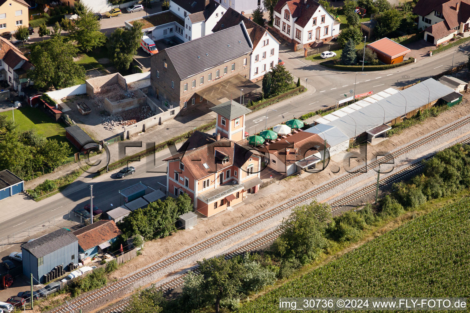 Gleisverlauf und Bahnhofsgebäude der Deutschen Bahn in Rülzheim im Bundesland Rheinland-Pfalz, Deutschland
