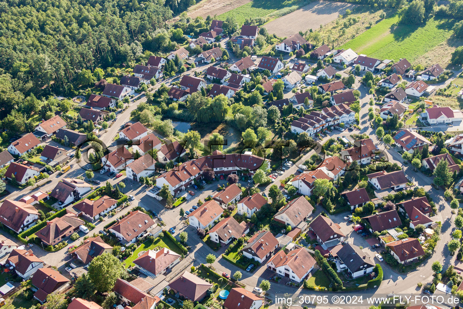 Luxus- Villen im Wohngebiet einer Einfamilienhaus- Siedlung an den Tongruben in Rheinzabern im Bundesland Rheinland-Pfalz, Deutschland