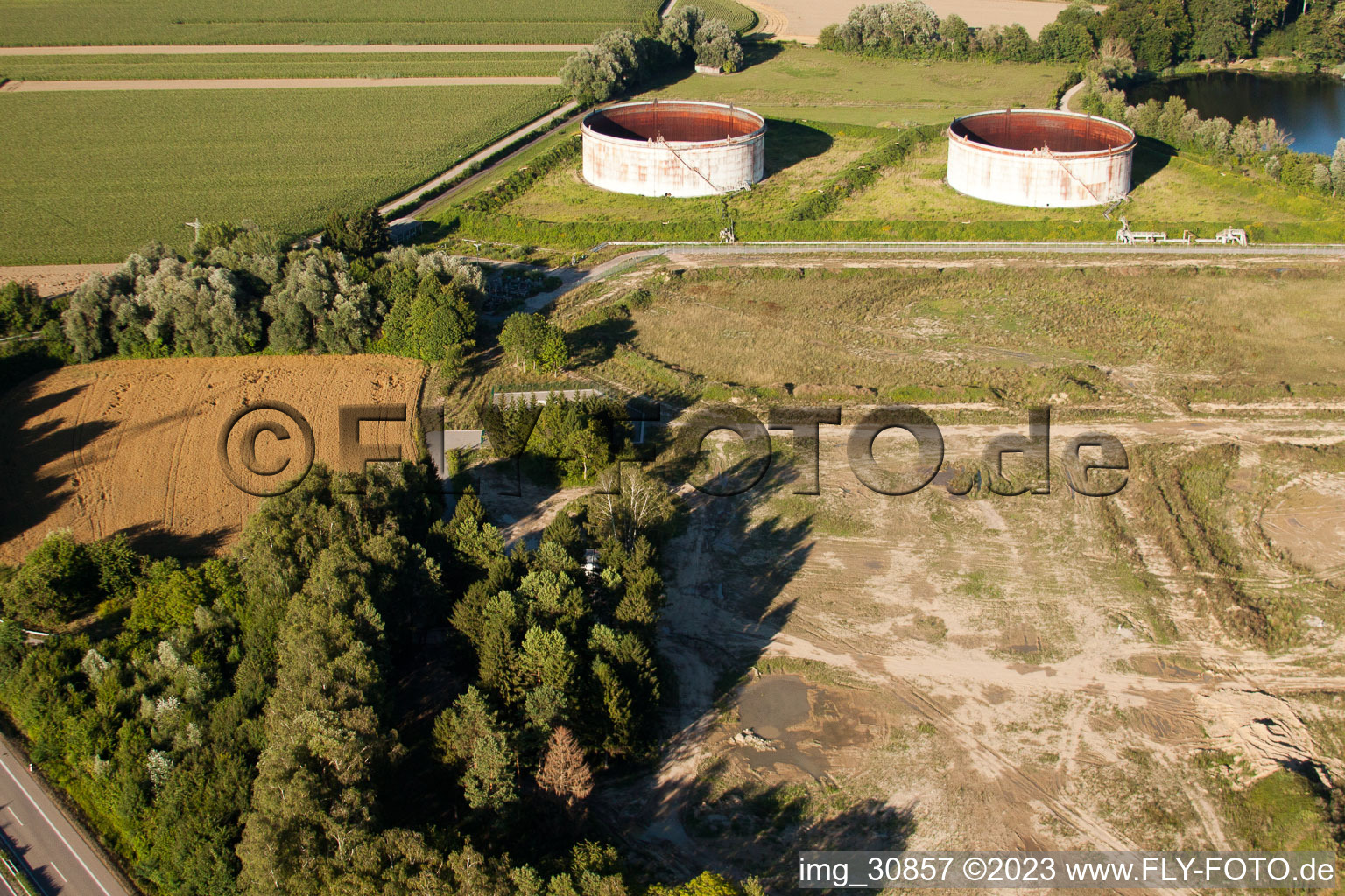 Jockgrim, rückgebautes Tanklager an der B9 im Bundesland Rheinland-Pfalz, Deutschland von oben gesehen