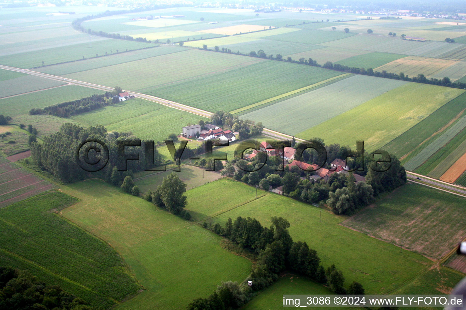 Gehöft eines Bauernhofes am Rand von bestellten Feldern im Ortsteil Höfen in Kandel im Bundesland Rheinland-Pfalz, Deutschland