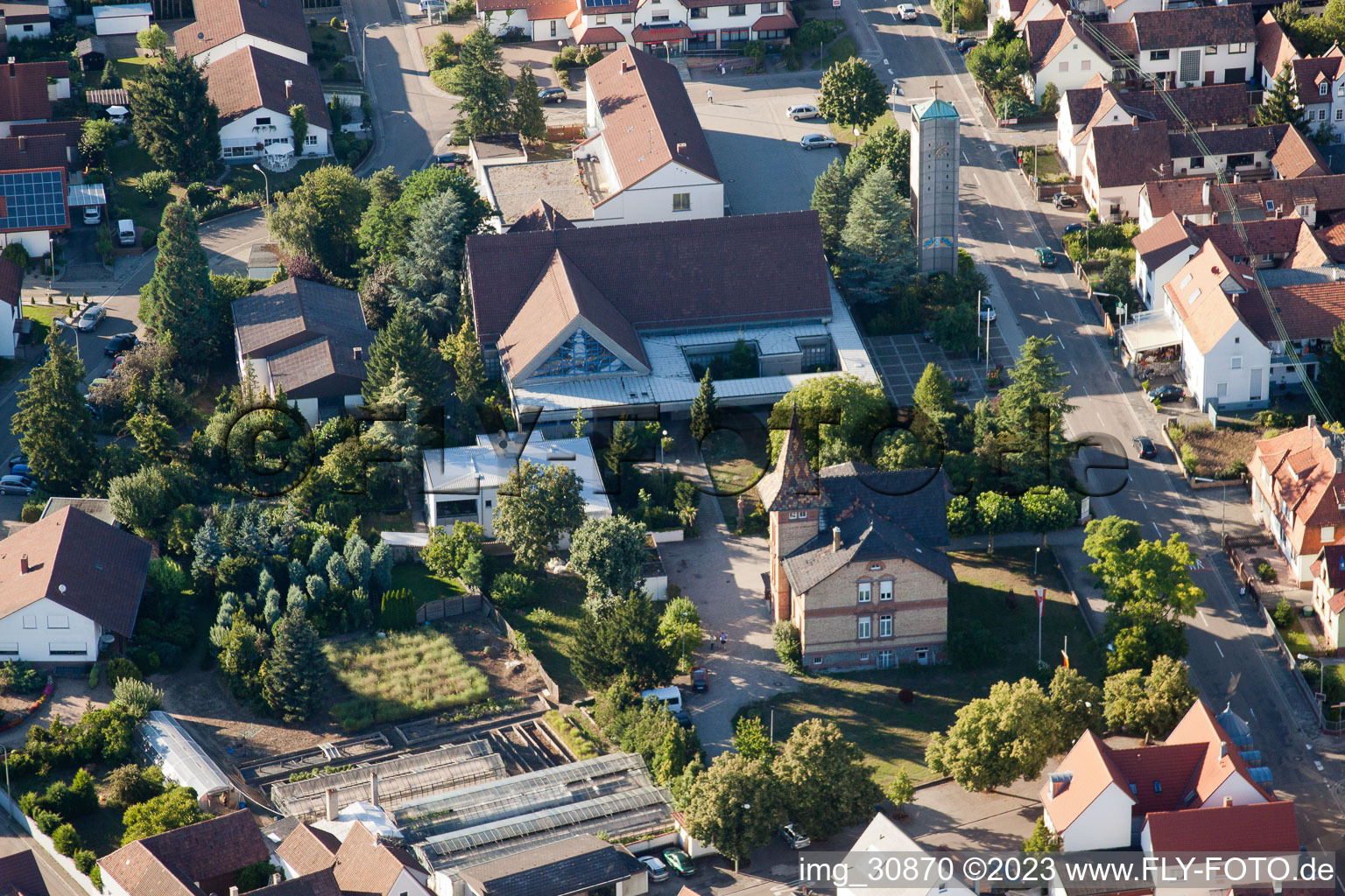 Jockgrim, Rathaus, kath. Kirche im Bundesland Rheinland-Pfalz, Deutschland