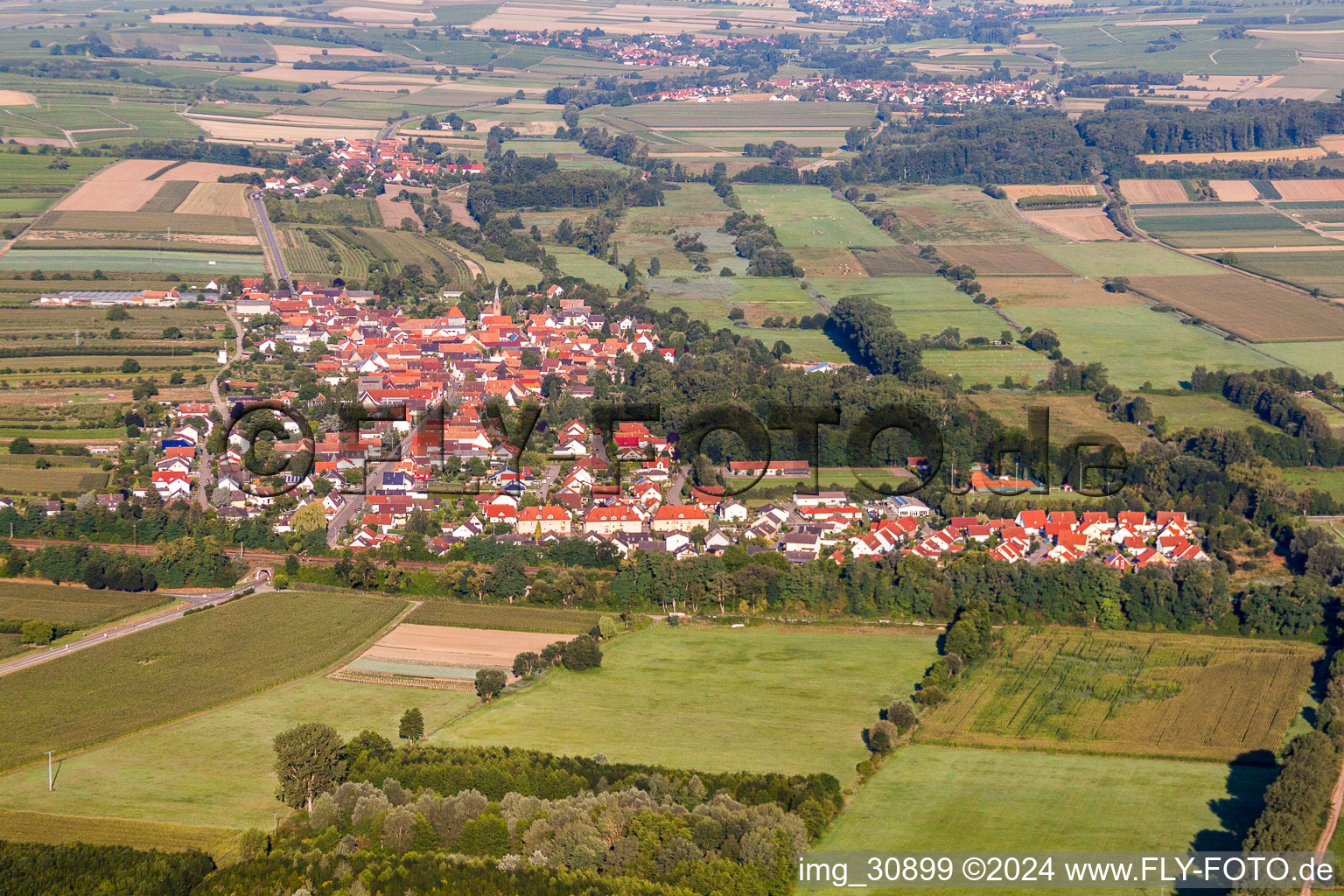 Luftbild von Dorf - Ansicht am Rande von landwirtschaftlichen Feldern und Nutzflächen in Winden im Bundesland Rheinland-Pfalz, Deutschland