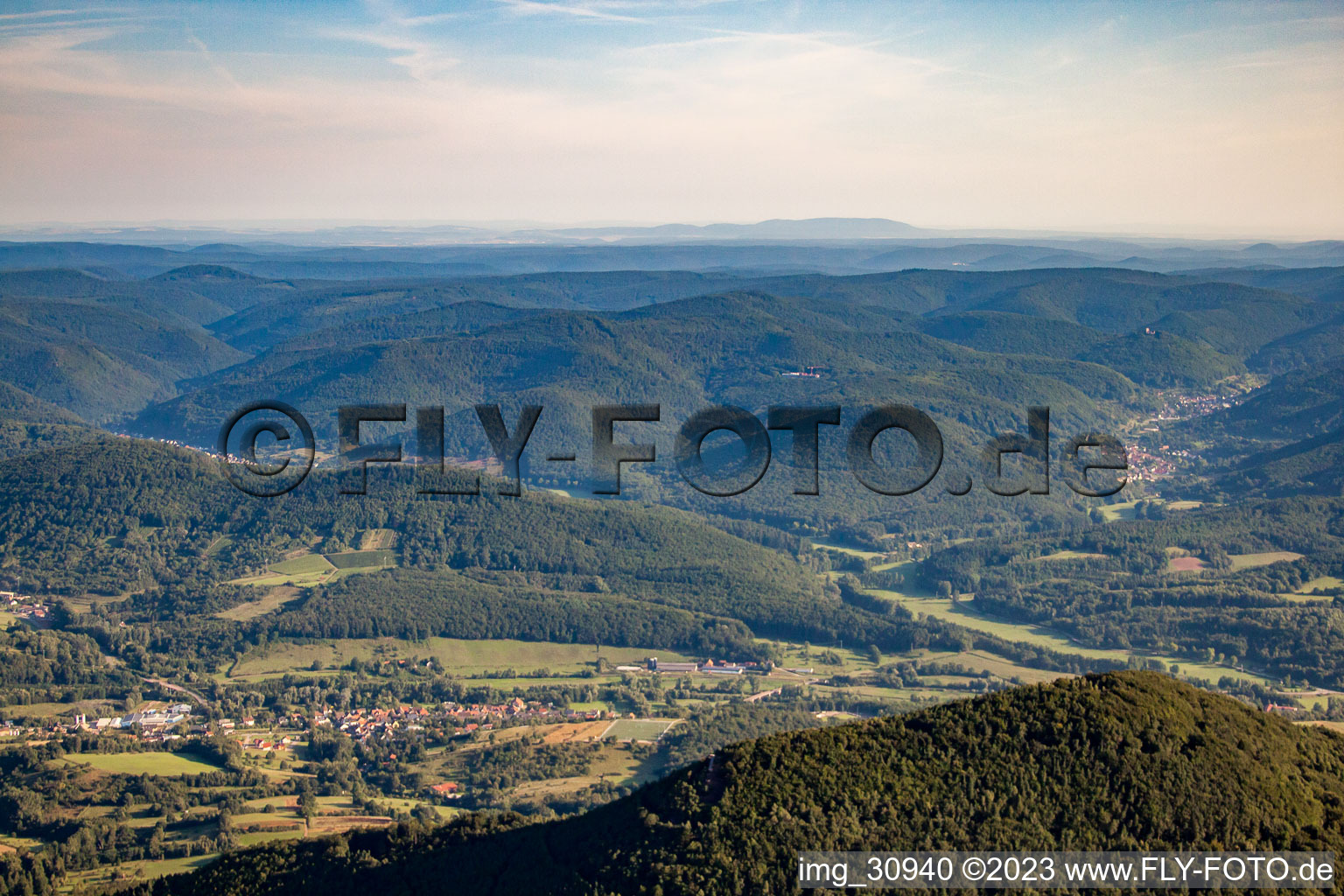 Blick bis zum Donnersberg im Ortsteil Queichhambach in Annweiler am Trifels im Bundesland Rheinland-Pfalz, Deutschland