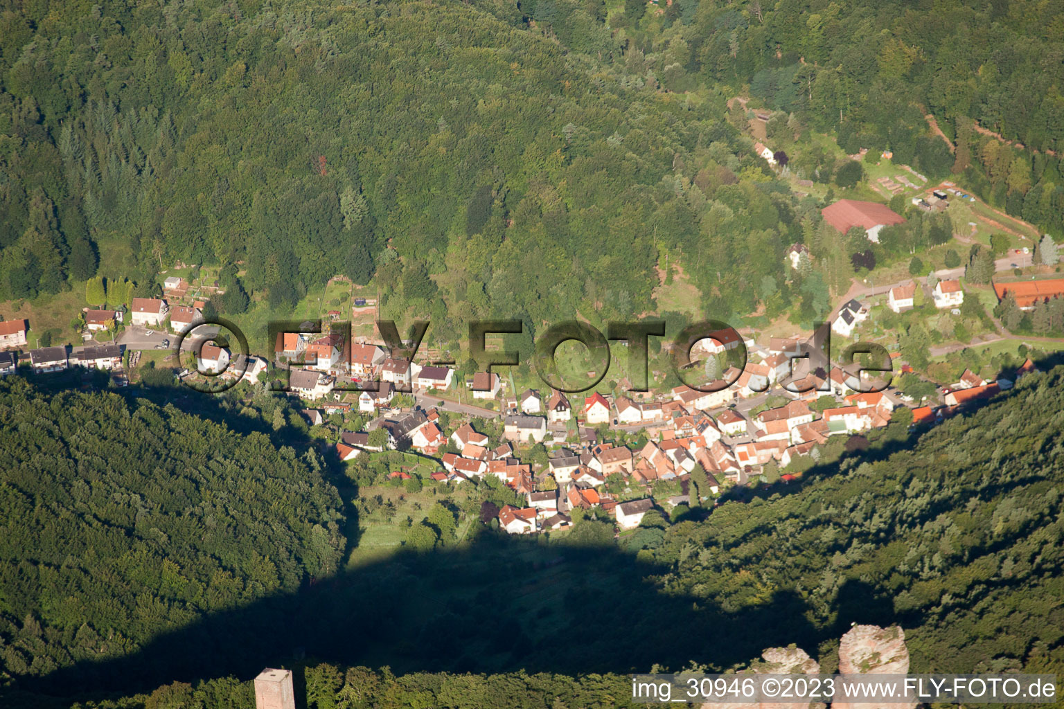 Schrägluftbild von Ortsteil Bindersbach in Annweiler am Trifels im Bundesland Rheinland-Pfalz, Deutschland