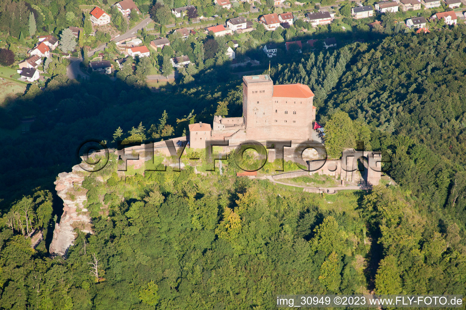 Burg Trifels in Annweiler am Trifels im Bundesland Rheinland-Pfalz, Deutschland aus der Luft betrachtet