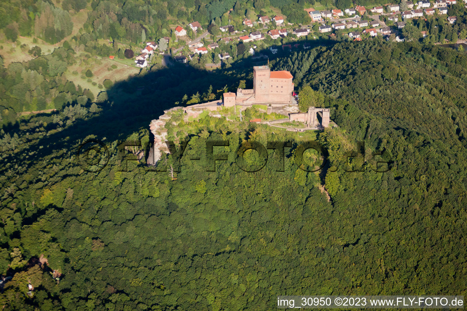 Drohnenaufname von Burg Trifels in Annweiler am Trifels im Bundesland Rheinland-Pfalz, Deutschland