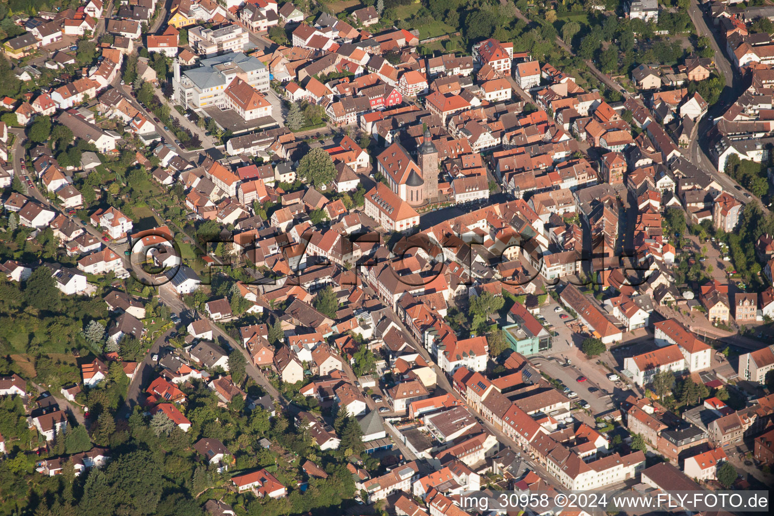 Luftbild von Ortsansicht der Straßen und Häuser der Wohngebiete in Annweiler am Trifels im Bundesland Rheinland-Pfalz, Deutschland