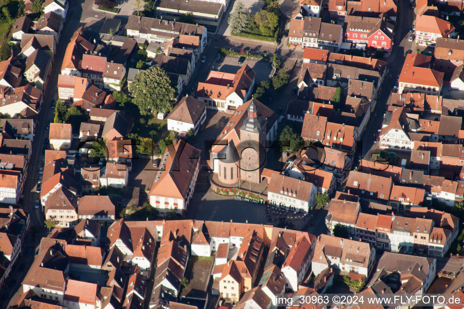 Schrägluftbild von Ortsansicht der Straßen und Häuser der Wohngebiete in Annweiler am Trifels im Bundesland Rheinland-Pfalz, Deutschland