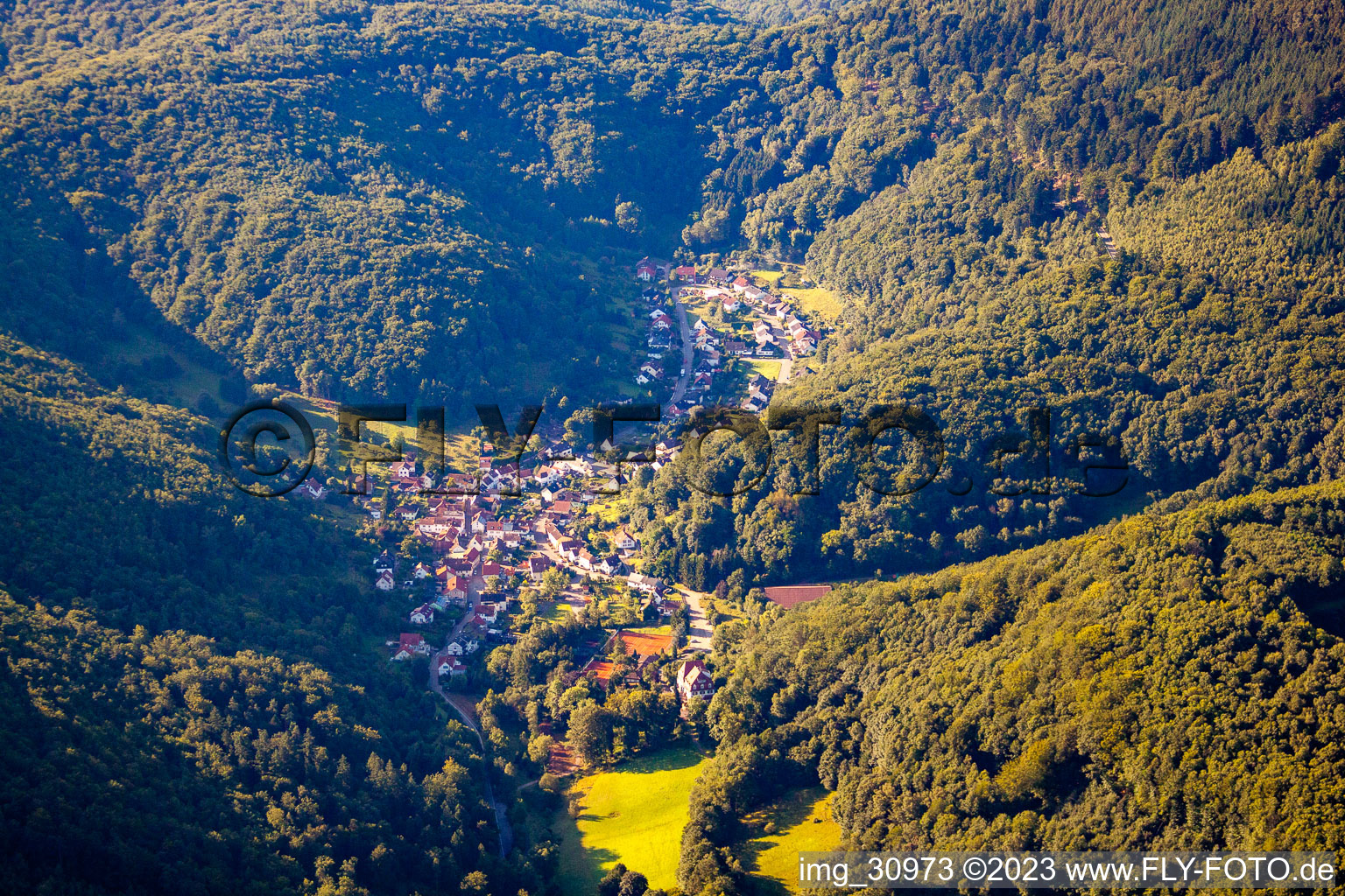 Ortsteil Bindersbach in Annweiler am Trifels im Bundesland Rheinland-Pfalz, Deutschland aus der Luft
