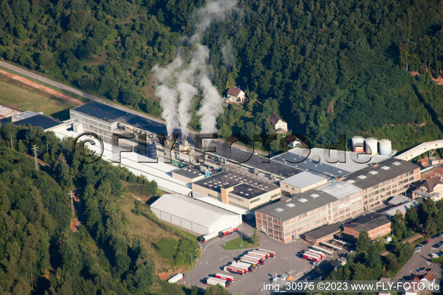 Kartonfabrik Buchmann GmbH im Ortsteil Sarnstall in Annweiler am Trifels im Bundesland Rheinland-Pfalz, Deutschland von oben
