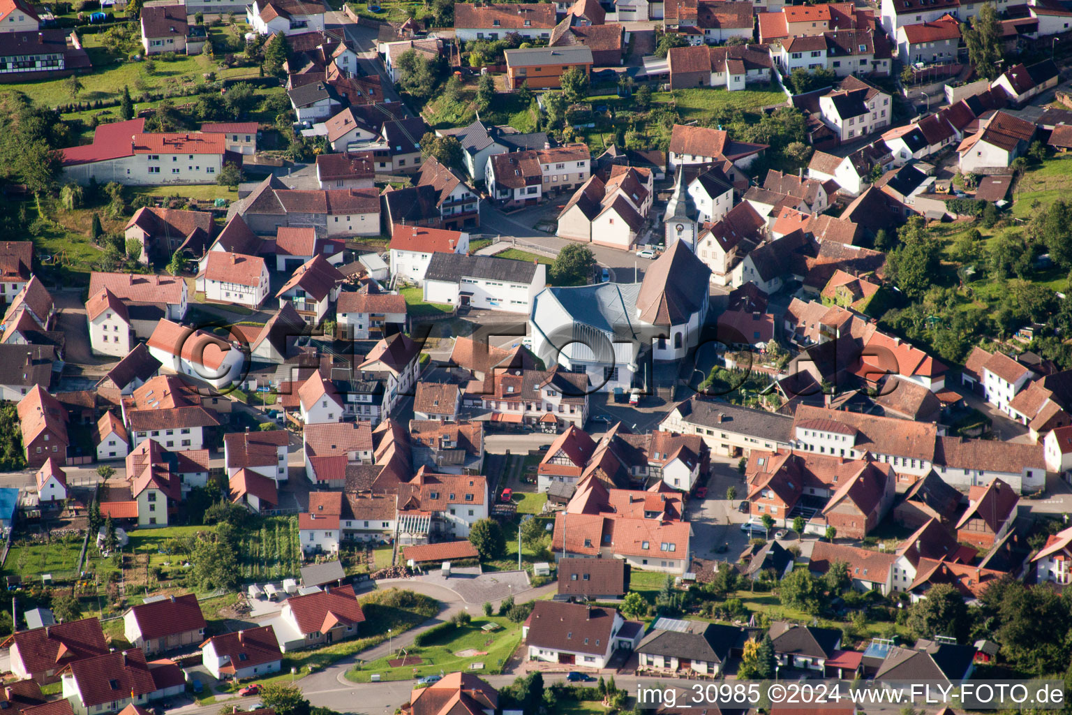 Luftaufnahme von Kirche St. Cyriakus im Ortsteil Gossersweiler in Gossersweiler-Stein im Bundesland Rheinland-Pfalz, Deutschland