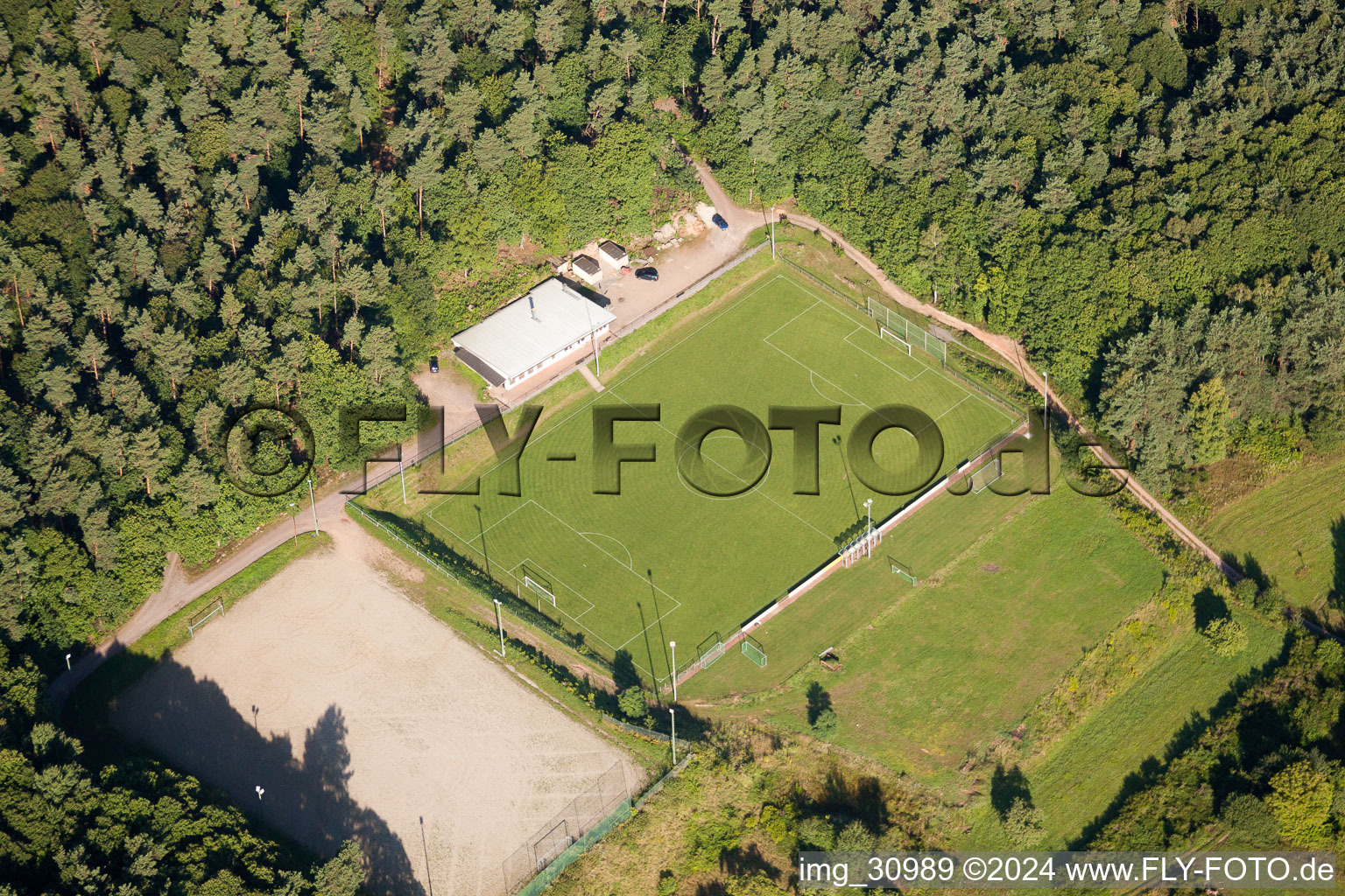 Sportplatz SV im Ortsteil Gossersweiler in Gossersweiler-Stein im Bundesland Rheinland-Pfalz, Deutschland