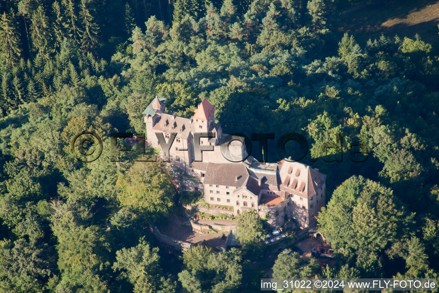 Luftaufnahme von Erlenbach bei Dahn, Burg Berwartstein im Bundesland Rheinland-Pfalz, Deutschland