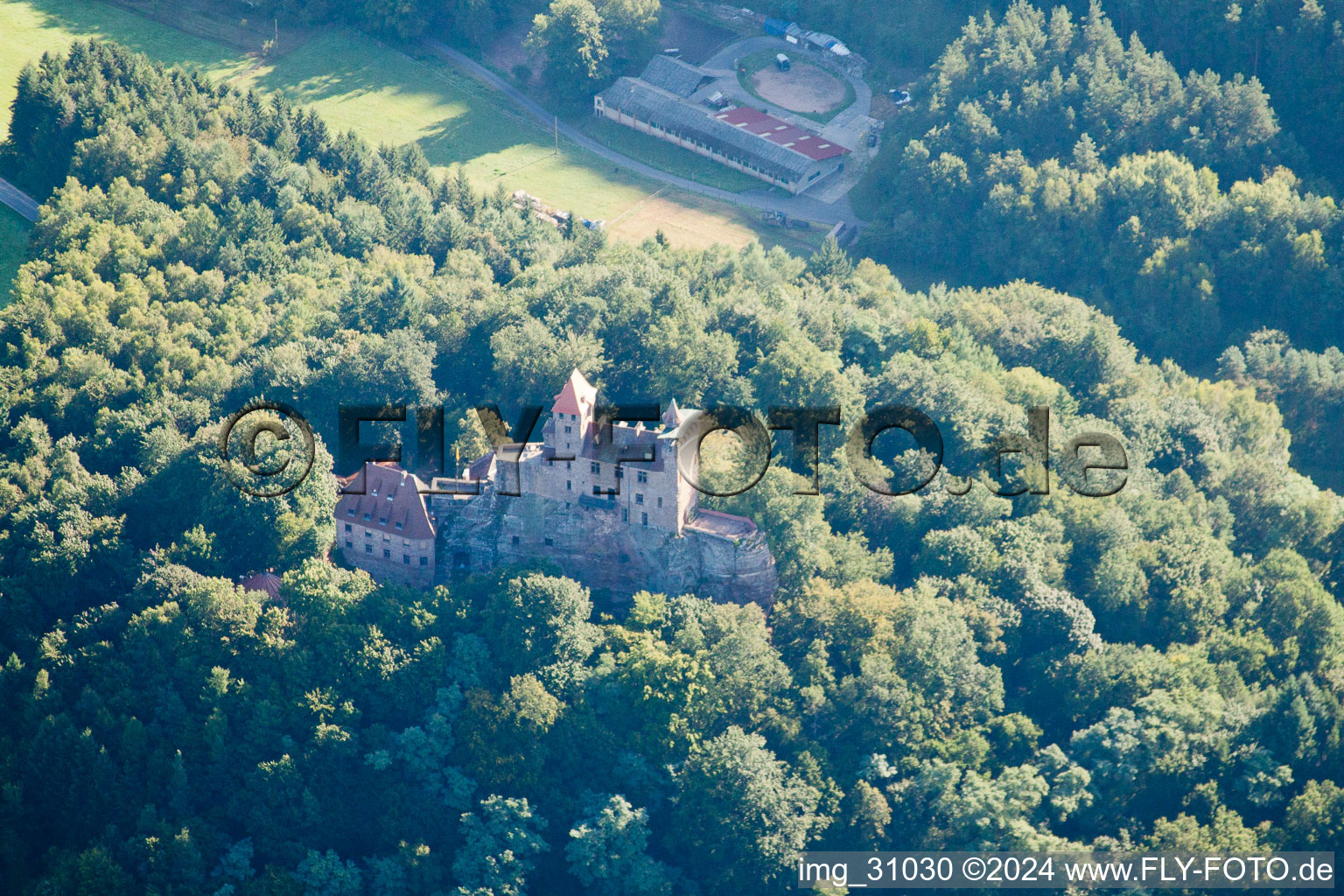 Schrägluftbild von Erlenbach bei Dahn, Burg Berwartstein im Bundesland Rheinland-Pfalz, Deutschland