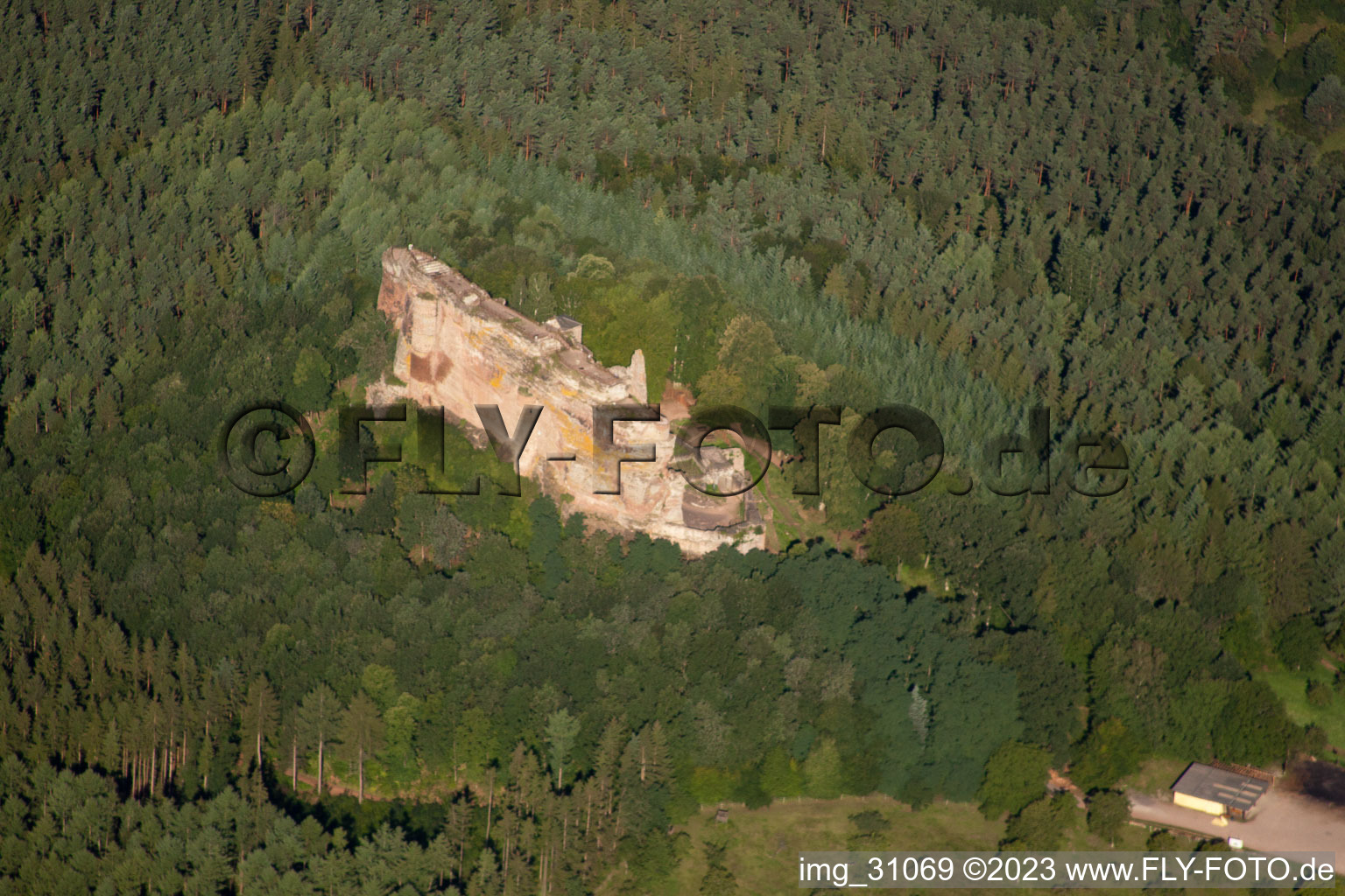 Luftbild von Lembach, Burg Fleckenstein im Bundesland Bas-Rhin, Frankreich