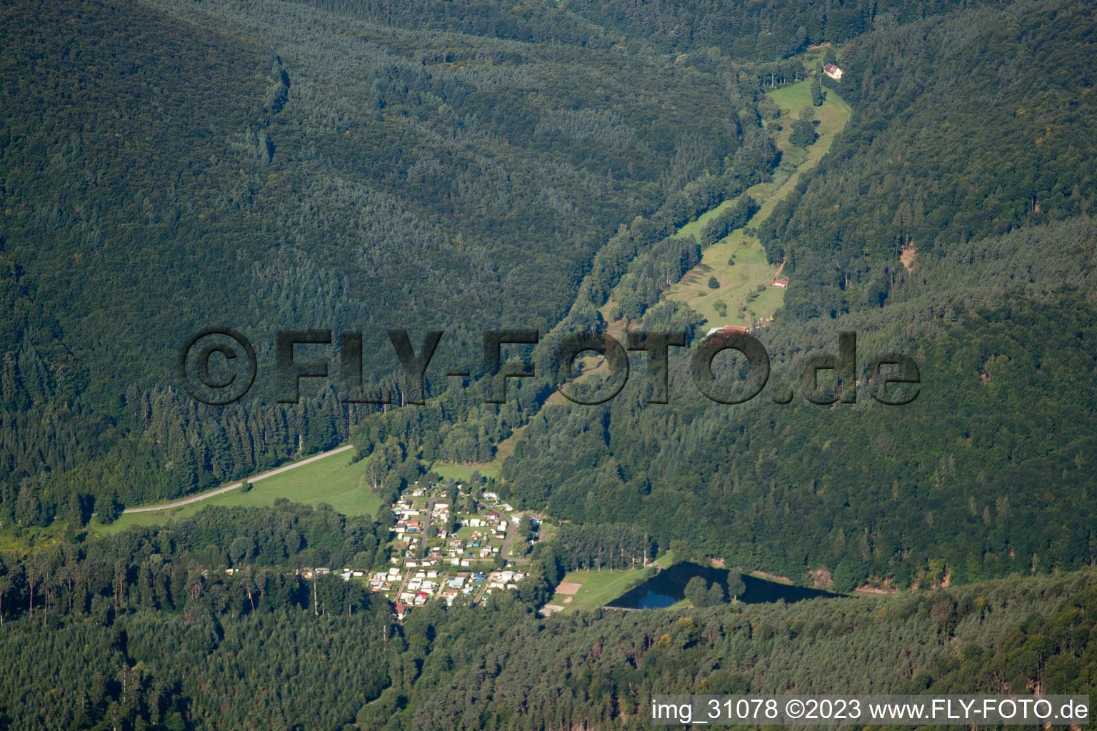 Luftbild von Lembach, Camping de l'Etang im Bundesland Bas-Rhin, Frankreich
