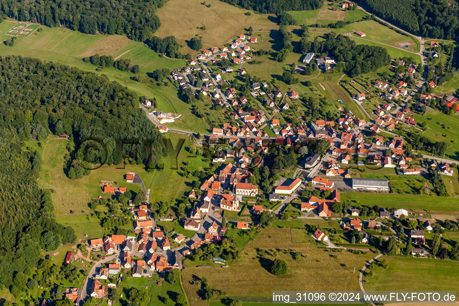 Dorf - Ansicht am Rande von landwirtschaftlichen Feldern und Nutzflächen in Climbach in Grand Est im Bundesland Bas-Rhin, Frankreich