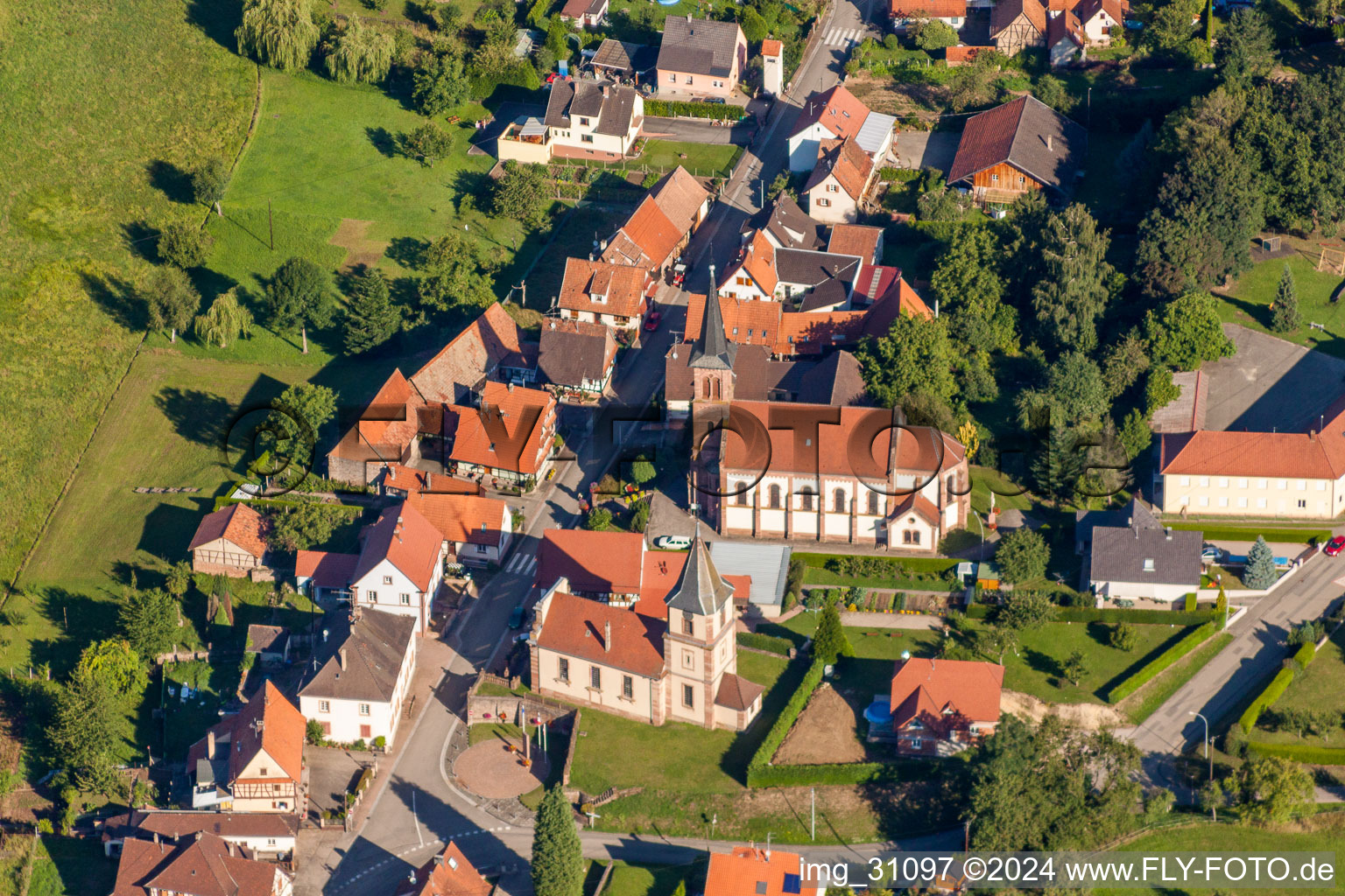 Zwei Kirchengebäude im Dorfkern in Climbach in Grand Est im Bundesland Bas-Rhin, Frankreich