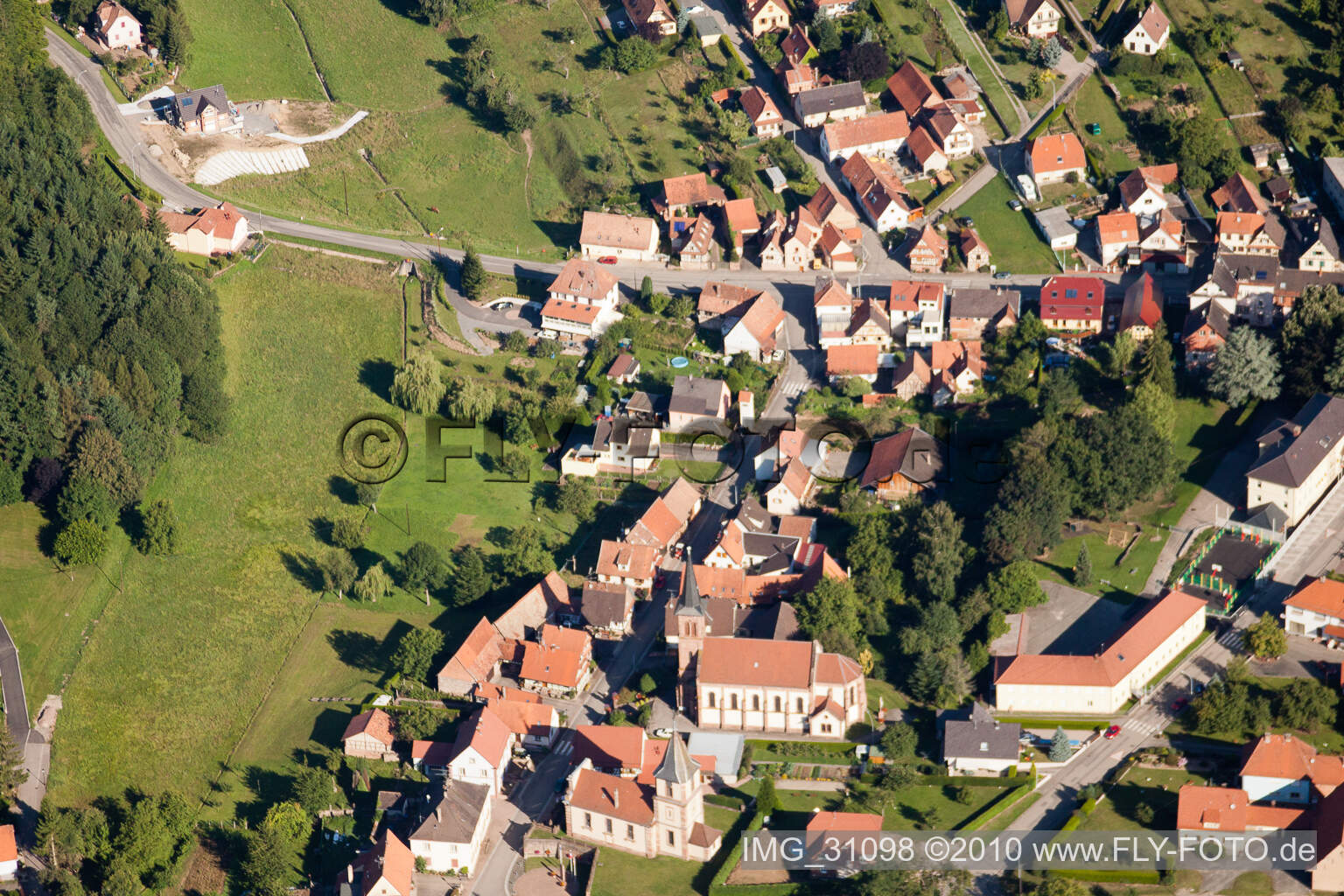 Luftbild von Zwei Kirchengebäude im Dorfkern in Climbach in Grand Est im Bundesland Bas-Rhin, Frankreich